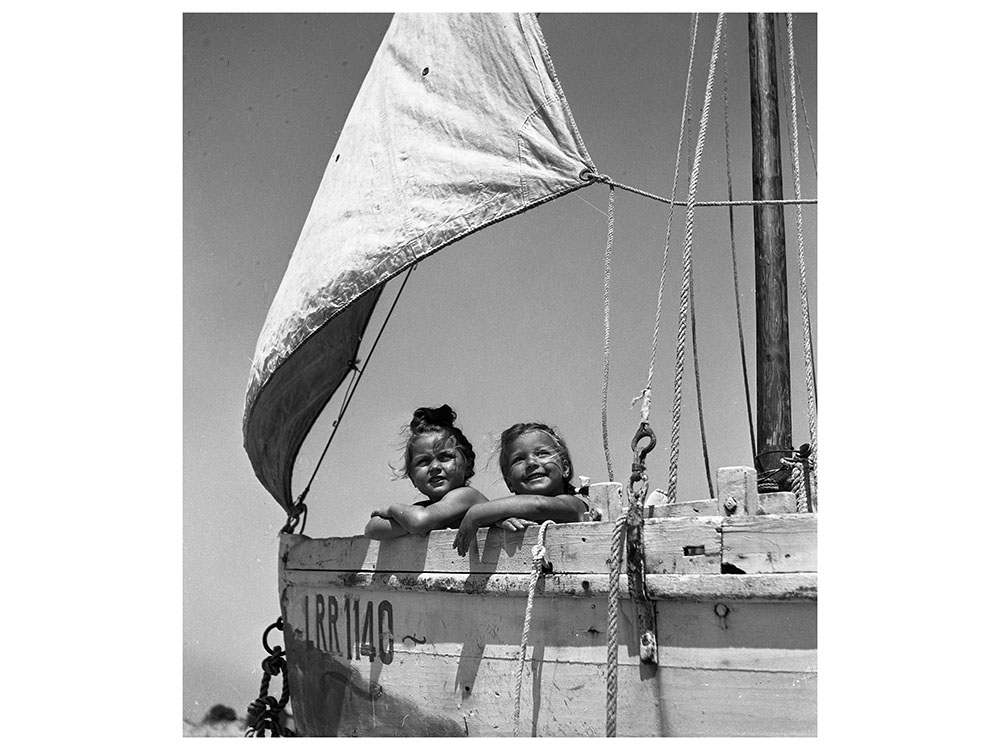 Les petites filles au bateau, Ile de Ré, 1945 © Atelier Robert Doisneau